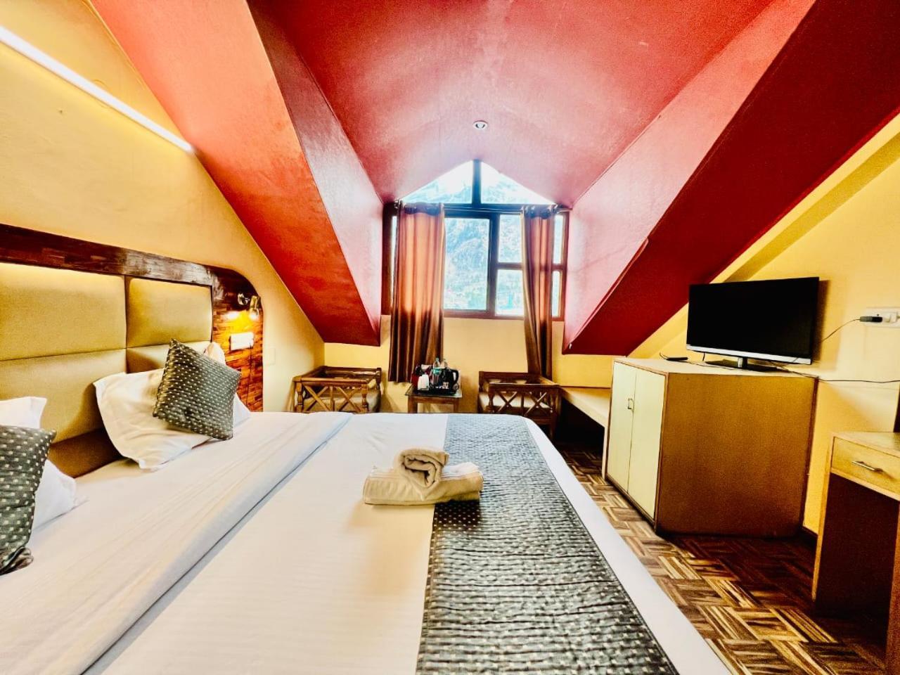 Hotel Kalinga Grand - Luxury Comfort !! Travellers Delight !! Budget Friendly !! Prime Location !! Guest Favourite Manali  Bagian luar foto