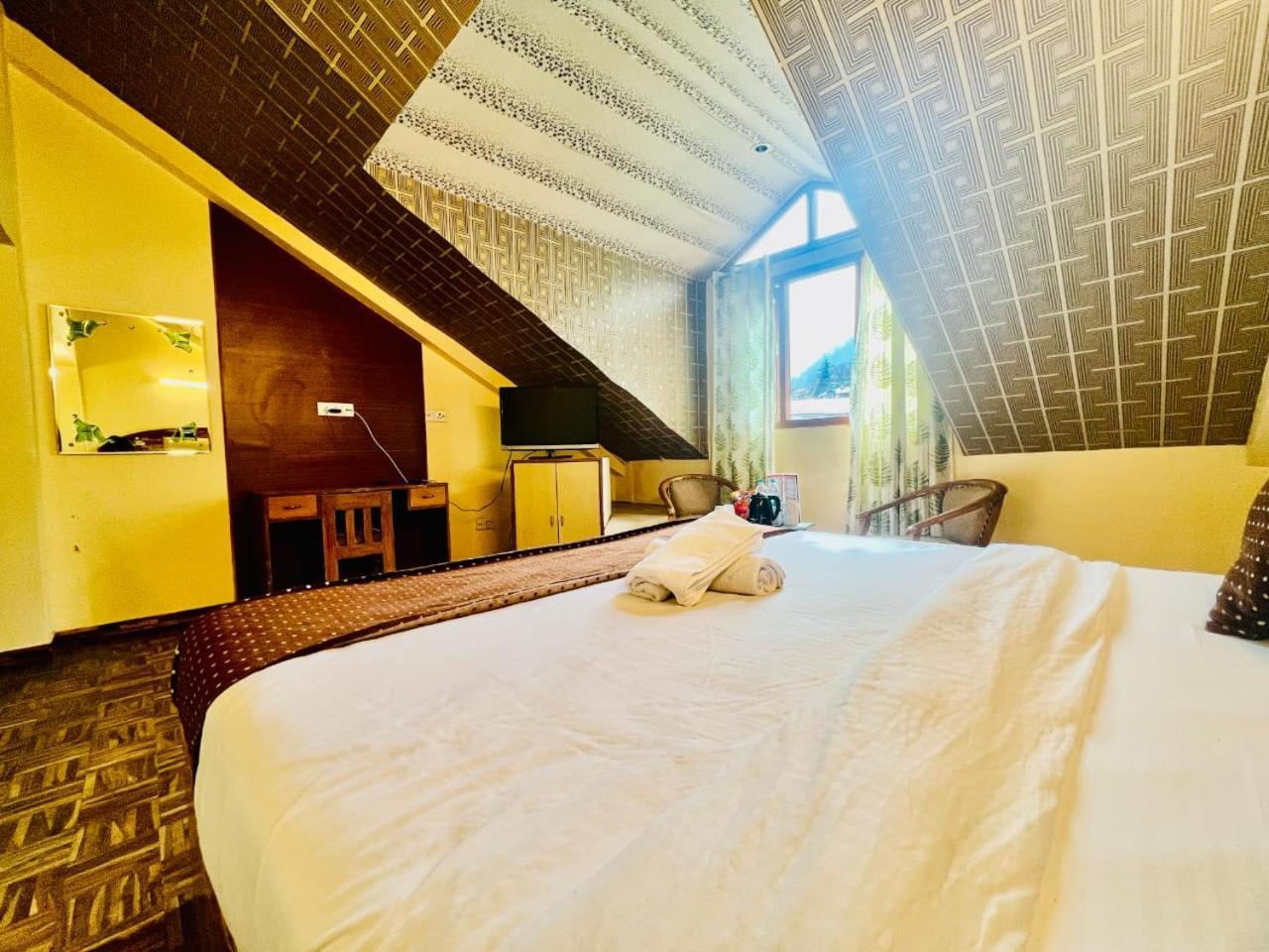 Hotel Kalinga Grand - Luxury Comfort !! Travellers Delight !! Budget Friendly !! Prime Location !! Guest Favourite Manali  Bagian luar foto